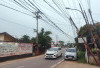 Tiang Listrik dan Internet Miring Condong Ke Badan Jalan