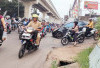 Pengendara Mobil Keluhkan Lubang di Turunan Jalan Srijaya KM 5