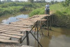 Jembatan Kayu Penghubung Dua Jalan Mulai Goyang 