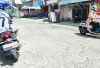 Jalan Berlubang di Puncak Sekuning sering Terjadi Gesekan antar Pengendara