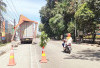 Mobil Truk Nyasar Masuk Jalan Sempit, Bawah Tiang Gapura Tanjak ke Jalan Besak
