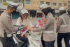 Polres OKU Timur Ajak Masyarakat Tumbuhkan Rasa Nasionalisme, Bagikan Bendera Merah Putih