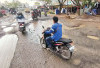 Pasar Ujung Gandus Jalan Sosial Banyak Lubang Besar