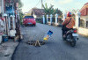 Pasang Tanda Peringatan Ada Lubang Besar di Jalan Aman Srijaya