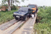 Ban Mobil Slip di Jembatan Rangka Baja
