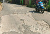 Jalan Komplek Sosial Sukabangun Rusak Parah, Lubangnya Disebut Mirip Peta Dunia