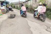 Jalan Berlubang di Kawasan Mayor Wiratno Kelurahan Sungai Buah