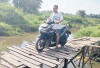 Jembatan Kayu Penghubung Dua Jalan Mulai Goyang 