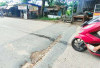 Lubang Panjang jadi Jebakan Kendaraan saat Melintas