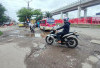 Lubang Besar di Samping Jembatan Ampera