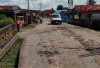 Sebagain Badan Jalan RW Mangonsidi Berlubang